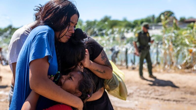 Una familia se abraza tras cruzar la frontera entre Estados Unidos y México el 28 de septiembre de 2023 en Eagle Pass, Texas. (John Moore/Getty Images)