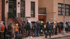 Comunidad hispana de NYC “está indignada” por leyes que permiten ocupación ilegal, dice concejal