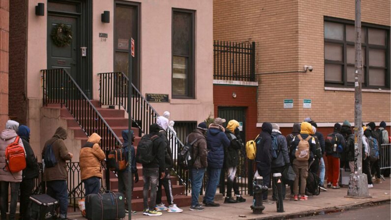 Migrantes buscan refugio afuera de un centro de asistencia a migrantes en la escuela primaria St. Brigid, el 5 de diciembre de 2023, en Nueva York. (Andrés Kudacki/AP/Archivo)