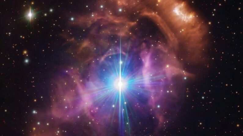 La nebulosa NGC 6164/6165, también conocida como el Huevo del Dragón, una nube de gas y polvo que rodea un par de estrellas llamadas HD 148937, se ve en esta imagen sin fecha tomada con el VLT Survey Telescope alojado en el Observatorio Paranal del Observatorio Europeo Austral en Cerro Paranal, Chile. (ESO/VPHAS+/CASU/Handout vía Reuters)
