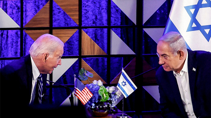 El presidente de Estados Unidos, Joe Biden, asiste a una reunión con el primer ministro israelí, Benjamin Netanyahu, durante su visita a Israel en medio del actual conflicto entre Israel y Hamás, en Tel Aviv, Israel, 18 de octubre de 2023. Reuters/Evelyn Hockstein/Foto de archivo
