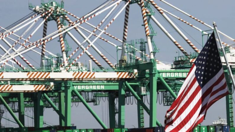 Grúas sobre contenedores en el Puerto de Los Ángeles, el puerto de contenedores más activo de Estados Unidos, el 6 de marzo de 2020, en Terminal Island, California (Mario Tama/Getty Images)