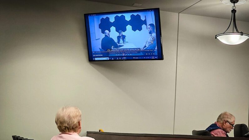Wanda Kelly (izquierda), esposa de George Alan Kelly (derecha), acusado de asesinato en segundo grado, mira un video de una entrevista policial con su esposo la noche en que fue arrestado el 30 de enero de 2023. Foto tomada en Nogales, Arizona. el 12 de abril de 2024. (Allan Stein/The Epoch Times)