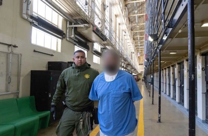 Un funcionario traslada a un preso en el Centro de Rehabilitación de San Quintín. (Departamento de Correcciones y Rehabilitación de California)
