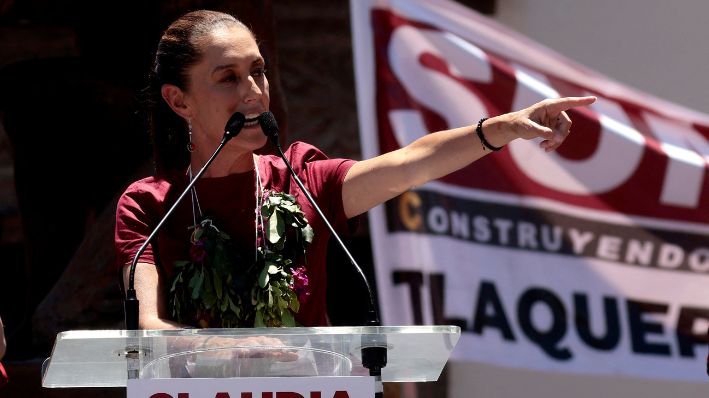 La candidata presidencial mexicana de izquierda Claudia Sheinbaum habla a sus simpatizantes durante un mitin de campaña en la Plaza Hidalgo en Tlaquepaque, estado de Jalisco, México, el 3 de abril de 2024. (ULISES RUIZ/AFP via Getty Images)