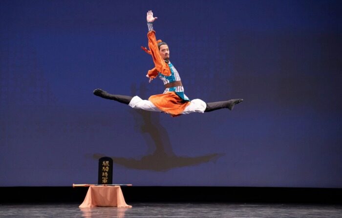 Aaron Huynh, bailarín de Shen Yun Performing Arts, ganó un premio de plata en el Concurso Internacional de Danza Clásica China de NTD en 2021. (Dai Bing/The Epoch Times)