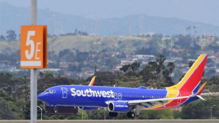 Un avión de Southwest Airlines aterriza en el Aeropuerto Internacional de Los Ángeles, el 12 de mayo de 2020. (Frederic J. Brown/AFP vía Getty Images)
