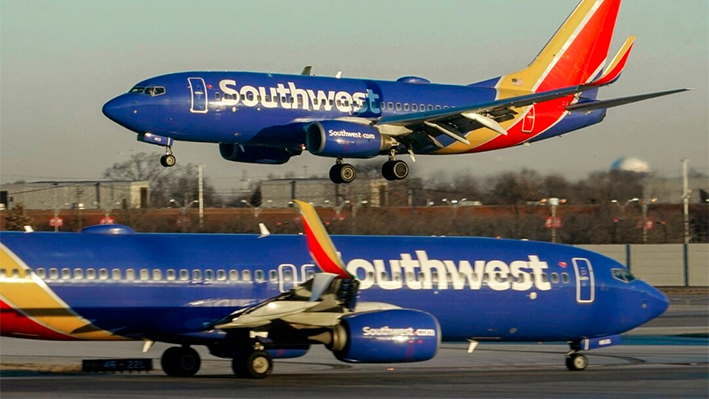 Un avión de Southwest Airlines se prepara para aterrizar en el Aeropuerto Internacional Midway de Chicago el 12 de febrero de 2023. (Kiichiro Sato/Foto AP)
