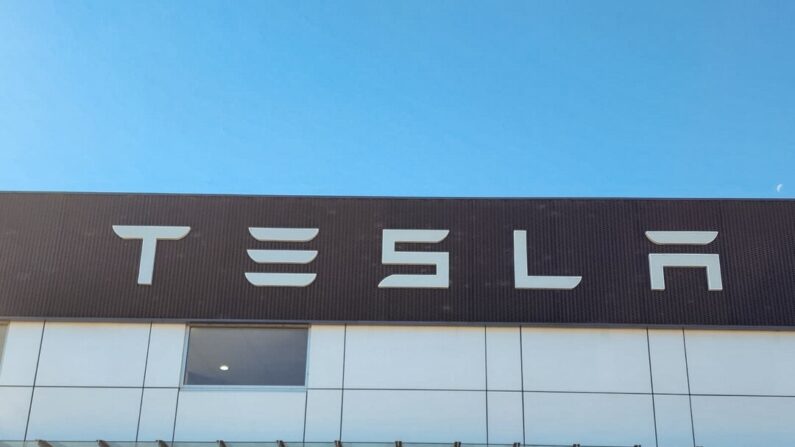 Un logotipo de Tesla se aprecia en una agencia concesionaria en Perth, Australia Occidental, el 16 de marzo de 2024. (Susan Mortimer/The Epoch Times)