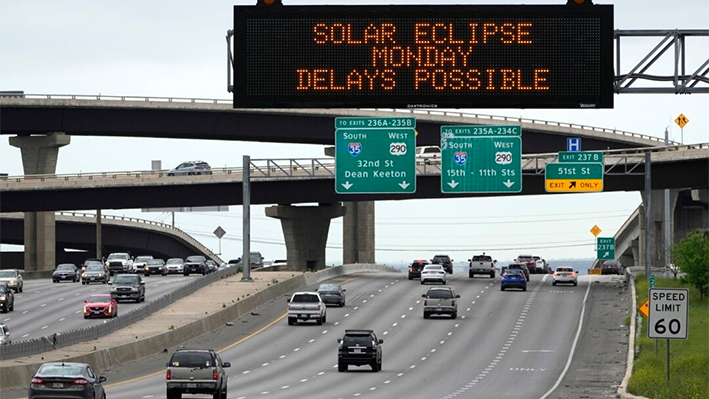 Se recuerda a los automovilistas que viajen hacia Austin, Texas, el eclipse del lunes y la posibilidad de atascos en Austin, Texas, el 6 de abril de 2024. (Charles Rex Arbogast/Foto AP)
