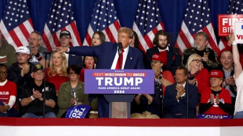 El expresidente y aspirante a la presidencia en 2024 Donald Trump habla durante un mitin de campaña en el Hyatt Regency de Green Bay, Wisconsin, el 2 de abril de 2024. (Alex Wroblewski/AFP vía Getty Images)
