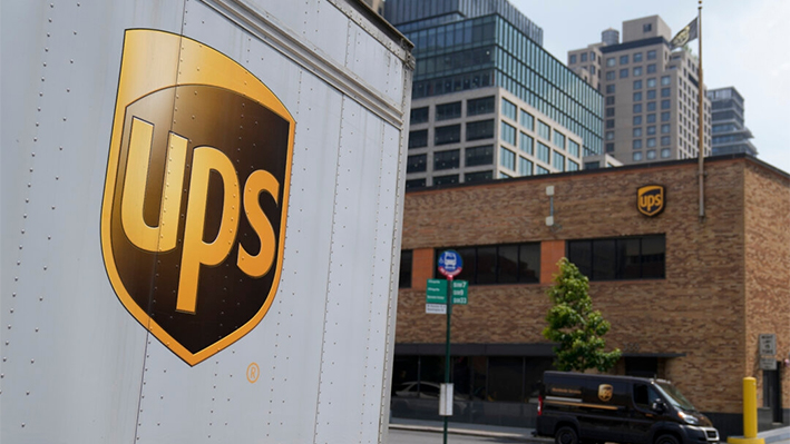 Un vehículo de reparto pasa junto a un depósito de UPS, en Nueva York, el 29 de junio de 2023. (John Minchillo/Foto AP)
