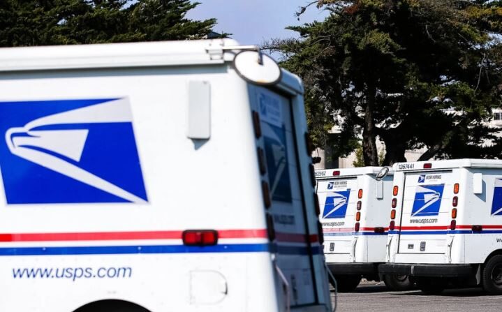 Vehículos de correo del Servicio Postal de EE. UU. (USPS) en una fotografía de archivo. (Justin Sullivan/Getty Images)