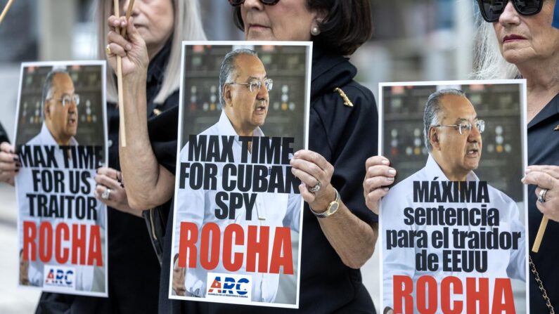 Activistas se manifiestan pidiendo una pena máxima para Víctor Manuel Rocha, exdiplomático estadounidense que se declaró culpable de trabajar como agente del régimen cubano. (EFE/EPA/CRISTOBAL HERRERA-ULASHKEVICH)