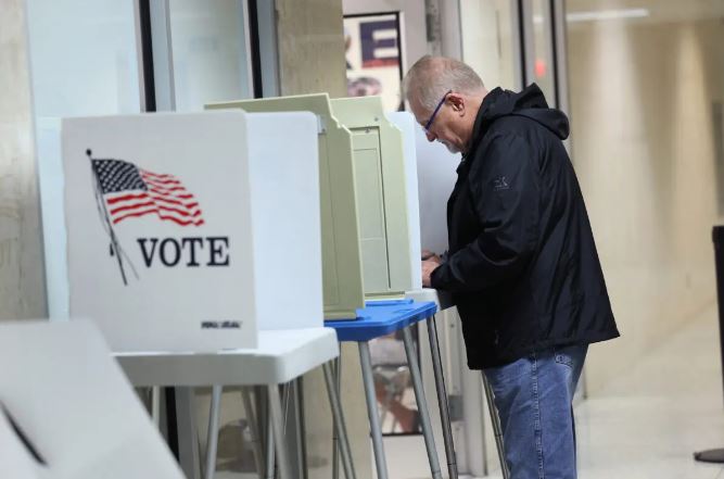 Foto ilustrativa. Los residentes emiten sus votos durante la votación en aunsencia personal en el Ayuntamiento de Green Bay, Wisconsin, el 4 de noviembre de 2022. (Scott Olson/Getty Images)