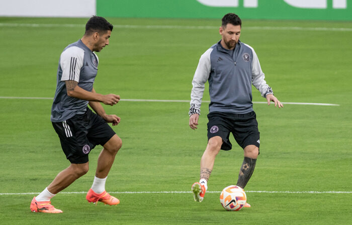 Lionel Messi (Der.) y Luis Suárez de Inter Miami participan en un entrenamiento este martes, en el estadio BBVA en Monterrey, México. (EFE/ Miguel Sierra)