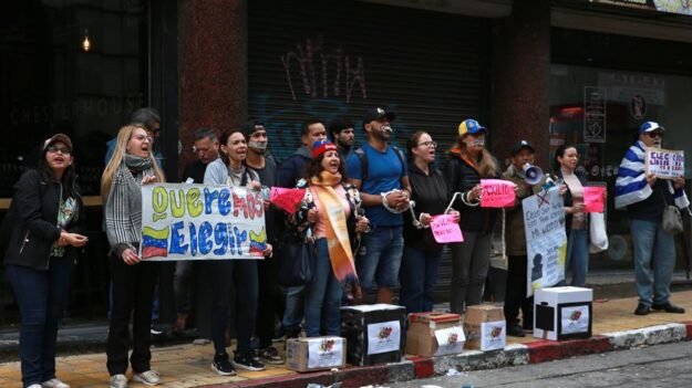 Venezolanos en Uruguay protestan contra impedimentos para votar