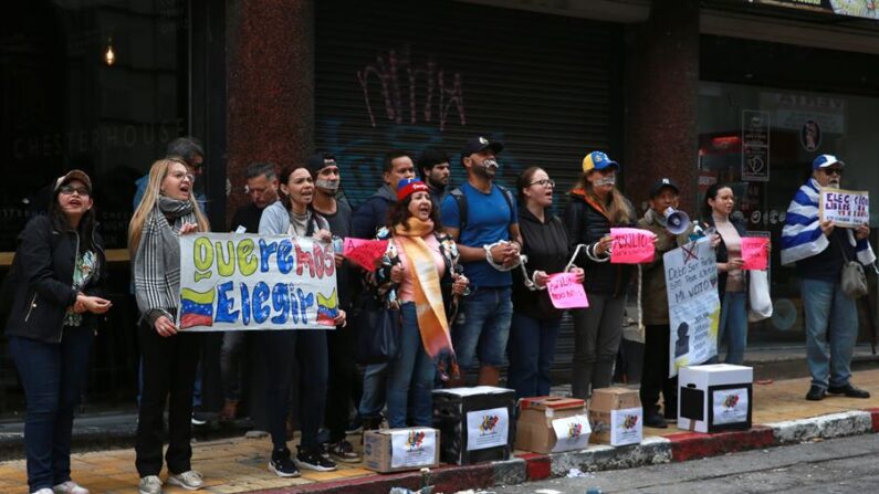 Un grupo de manifestantes venezolanos protesta el 16 de abril de 2024 frente a la Embajada de Venezuela en Montevideo (Uruguay). EFE/Alejandro Prieto