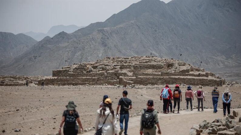 Foto de archivo de turistas en la zona arqueológica donde se estudia la civilización Caral, en Lima, Perú. (Aldair Mejía/EFE)
