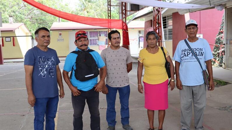 Padres de familia posan durante una entrevista con EFE el 5 de abril de 2024 en el municipio de Tapachula, estado de Chiapas, México. (Juan Manuel Blanco/EFE).
