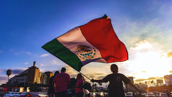 Una persona ondea la bandera de México el 15 de septiembre de 2023 en Tijuana, México. (Francisco Vega/Getty Images)