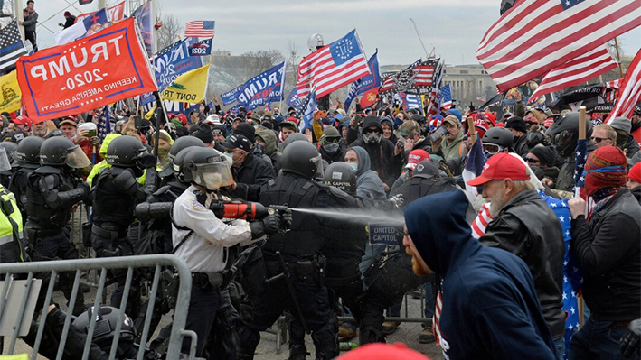 La Policía Metropolitana utiliza gas pimienta de alta velocidad contra manifestantes en la Plaza Oeste del Capitolio de EE. UU. el 6 de enero de 2021. (Joseph Prezioso/AFP vía Getty Images)
