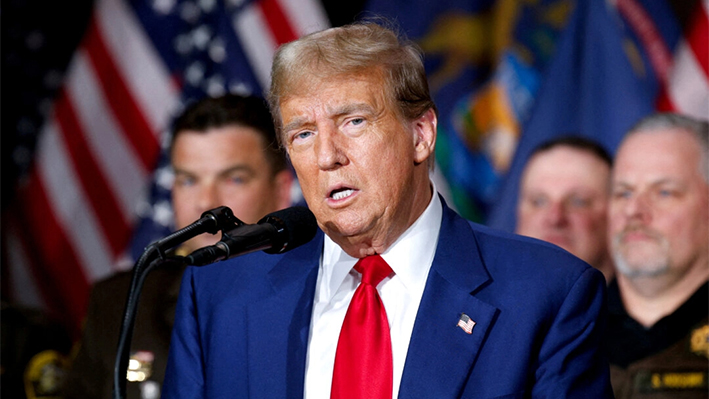 El candidato presidencial republicano y expresidente Donald Trump habla durante un mitin de campaña en Grand Rapids, Michigan, el 2 de abril de 2024. (Rebecca Cook/Reuters)
