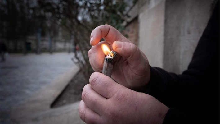 Un adicto al crack enciende una pipa, en una foto de archivo. (Joel Saget/AFP vía Getty Images)