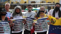 Venezolanos protestan ante su embajada en Lima por “obstáculos impuestos” para poder votar