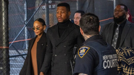 Jonathan Majors, evita prisión: Ordenan que reciba asesoramiento psicológico por caso de agresión