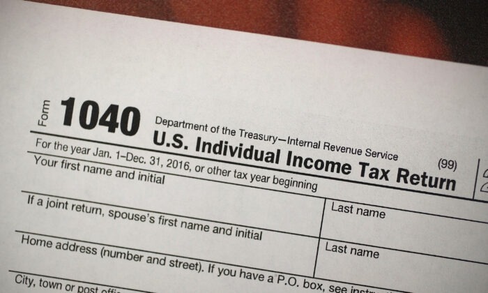 Un formulario 1040 utilizado por los contribuyentes estadounidenses para presentar una declaración anual de impuestos sobre la renta en una fotografía de archivo. (Joe Raedle/Getty Images)