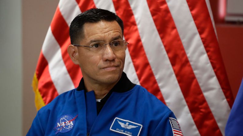 El astronauta estadounidense de origen salvadoreño, Frank Rubio, participa en una rueda de prensa. (EFE/Rodrigo Sura)