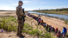 Liberan a inmigrantes ilegales acusados de motín en la frontera, tras orden de juez de Texas