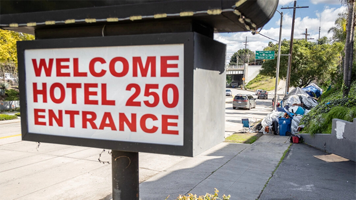 Un campamento de personas sin hogar frente a un lugar Inside Safe en Los Ángeles, California, el 4 de marzo de 2024. (John Fredricks/The Epoch Times)
