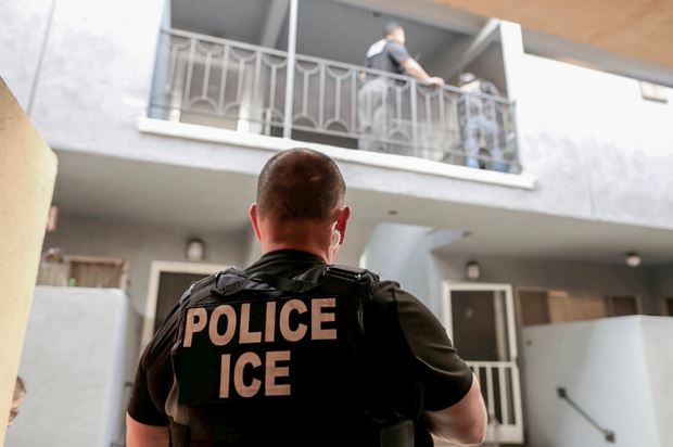 Un agente del Servicio de Inmigración y Control de Aduanas (ICE) de Estados Unidos en Hawthorne, California, el 1 de marzo de 2020. (Lucy Nicholson/Reuters)