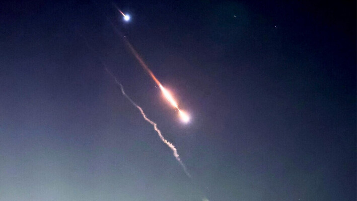 Objetos en el cielo sobre Jerusalén después de que Irán lanzara drones y misiles hacia Israel en Jerusalén el 14 de abril de 2024. (Ronen Zvulun/Reuters)
