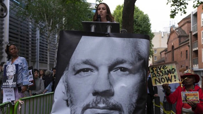 Stella Assange, esposa del fundador de WikiLeaks, Julian Assange, pronuncia un discurso frente al Ministerio del Interior mientras los manifestantes se reúnen para exigir la liberación inmediata de Julian Assange, en Londres el 17 de mayo de 2022. (Dan Kitwood/Getty Images)
