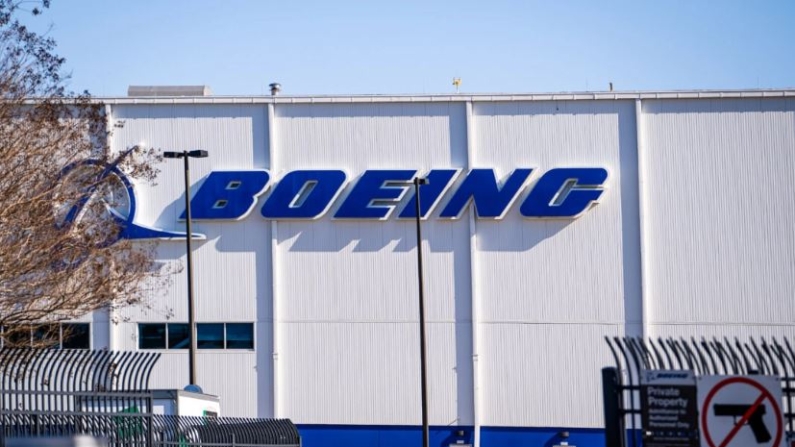 Una instalación de ensamblaje de aviones Boeing en los terrenos de la Base de la Fuerza Aérea de Charleston, de uso conjunto, y el Aeropuerto Internacional de Charleston, en Charleston, Carolina del Sur, el 26 de febrero de 2024. (Madalina Vasiliu/The Epoch Times)
