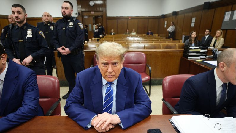 Entre los siete jurados que fueron elegidos para el juicio del expresidente Donald Trump en Manhattan de esta semana, se encuentran tres mujeres y un latino. Foto de archivo. (Curtis Means-Pool/Getty Images)