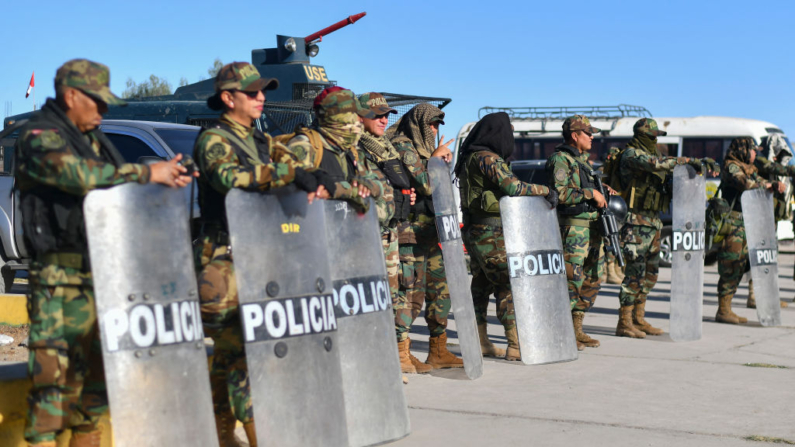 Miembros del Ejército peruano y de la policía antidisturbios montan guardia en el puente Añashuayco, en Arequipa, Perú, en una fotografía de archivo. (Diego Ramos/AFP vía Getty Images)