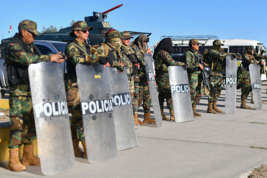 Policía de Perú detiene a 13 personas en primer día de emergencia en Arequipa
