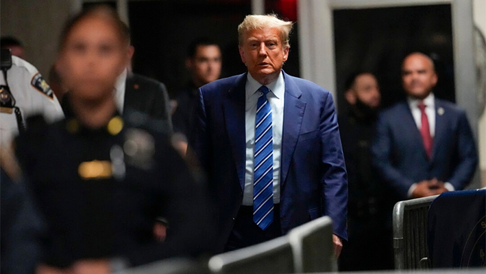 El expresidente de Estados Unidos Donald Trump sale tras el segundo día de su juicio penal en la Corte Criminal de Manhattan en Nueva York el 16 de abril de 2024. (Mary Altaffer-Pool/Getty Images)

