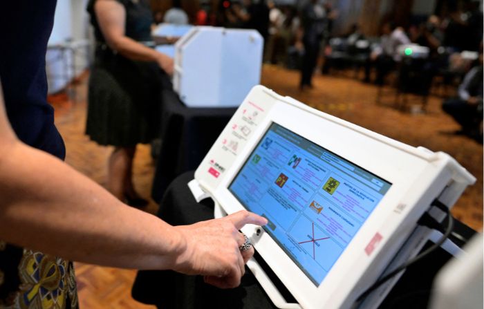 Voluntarios utilizan máquinas de votación electrónica durante su presentación previa al proceso electoral el 2 de junio, en la Ciudad de México el 2 de abril de 2024. (Alfredo Estrella/AFP via Getty Images)
