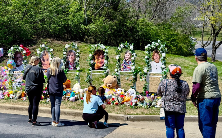 Los dolientes observan el monumento improvisado en The Covenant School en el vecindario Green Hills de Nashville el 31 de marzo de 2023, cuatro días después de que seis personas murieran en la escuela en un tiroteo. (Chase Smith/The Epoch Times)
