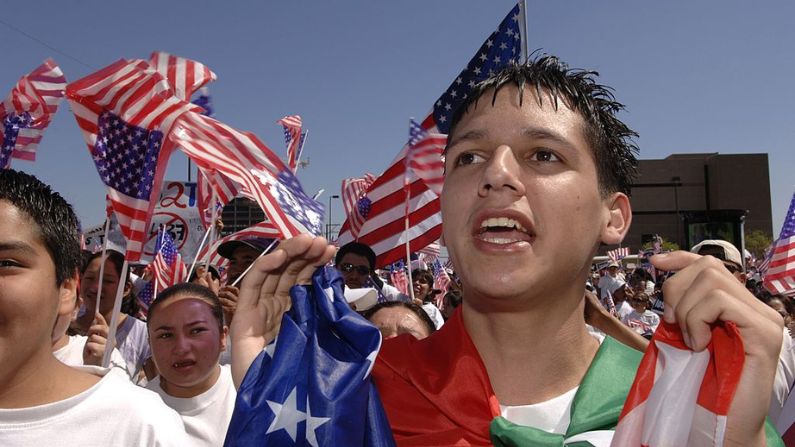 Hispanos durante la Mega Marcha de 2006 en Dallas, Texas. (Foto de Jensen Walker/Getty Images)