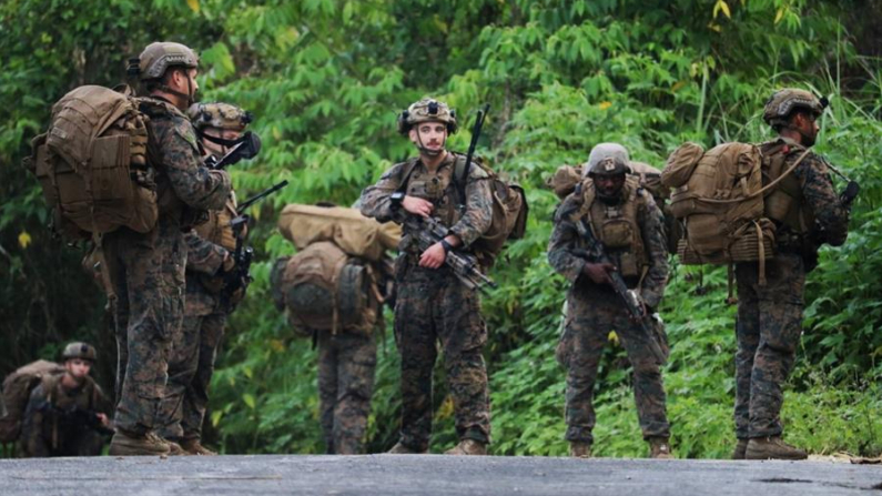 Foto de un ejercicio conjunto de supervivencia de soldados filipinos el pasado 12 de abril en las montañas de Maguindanao, en el sur de Filipinas. EFE/EPA/Philippine Marines Corps