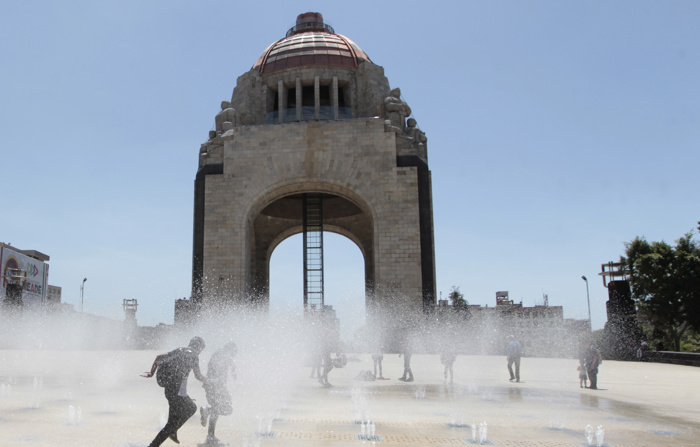 Imagen de archivo de un grupo de personas que se refresca en la fuente de la explanada del Monumento a la Revolución, en Ciudad de México, México. (EFE/Mario Guzmán)