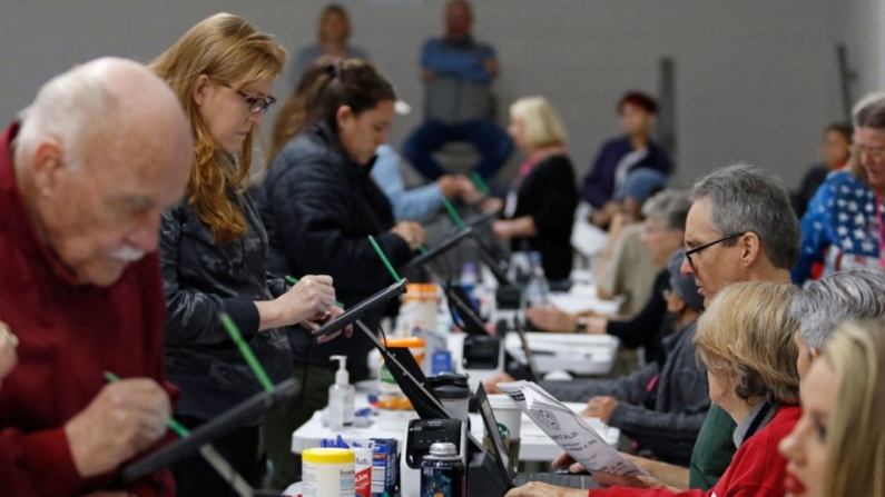 Residentes del condado de Nye votan en las elecciones de mitad de período de EE. UU. en el Centro Comunitario Bob Ruud en Pahrump, Nevada, el 8 de noviembre de 2022. (Ronda Churchill/AFP)