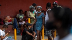 EE.UU. reanuda la deportación de haitianos al enviar un vuelo con 50 migrantes
