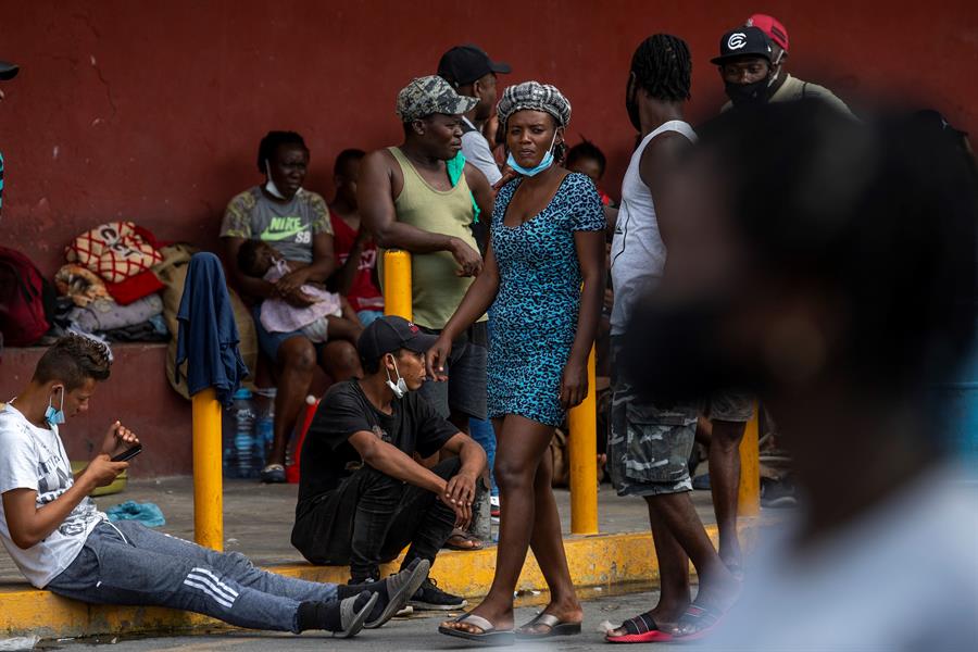EE.UU. reanuda la deportación de haitianos al enviar un vuelo con 50 migrantes